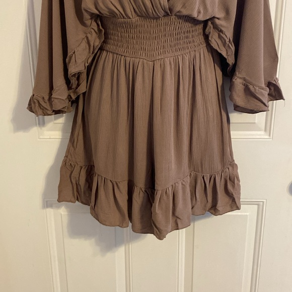 NWT Very Sweet Beige Ruffled V-Neck Romper With Open Back And Tie - Picture 4 of 6